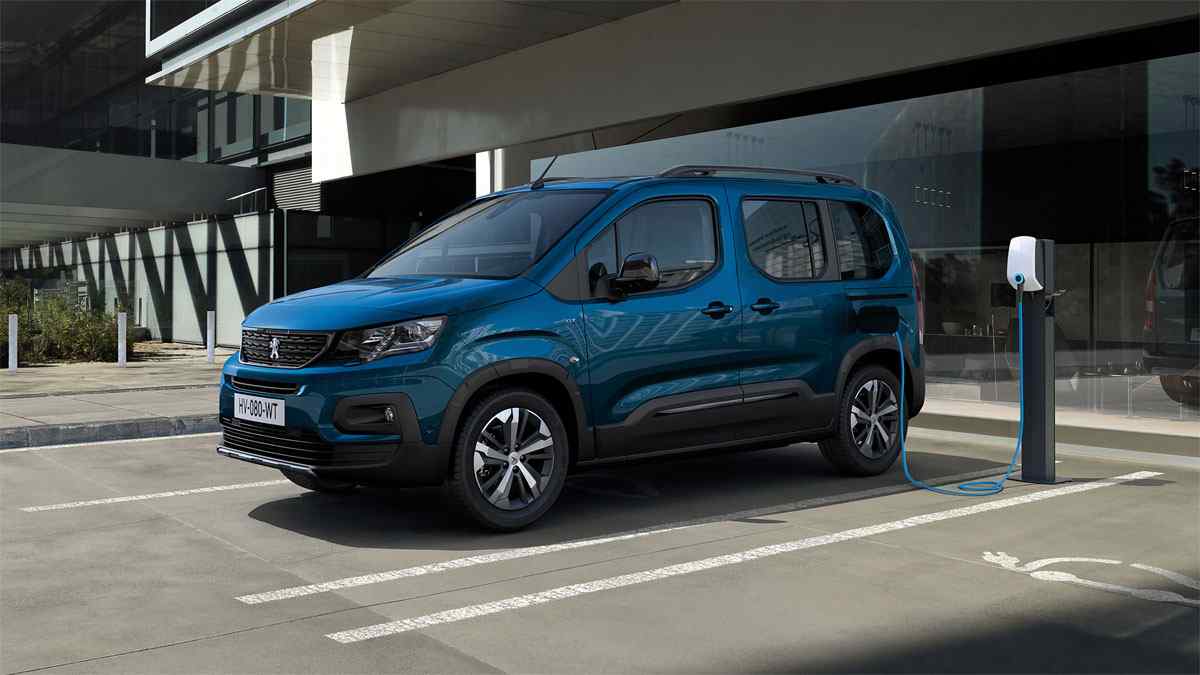 Peugeot elektrikli ticari aracı e-Rifter tanıtıldı