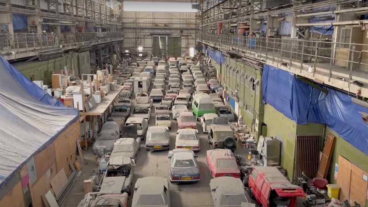 Londra'da Bir Ahırdaki 175 Klasik Otomobil Satışa Çıkıyor