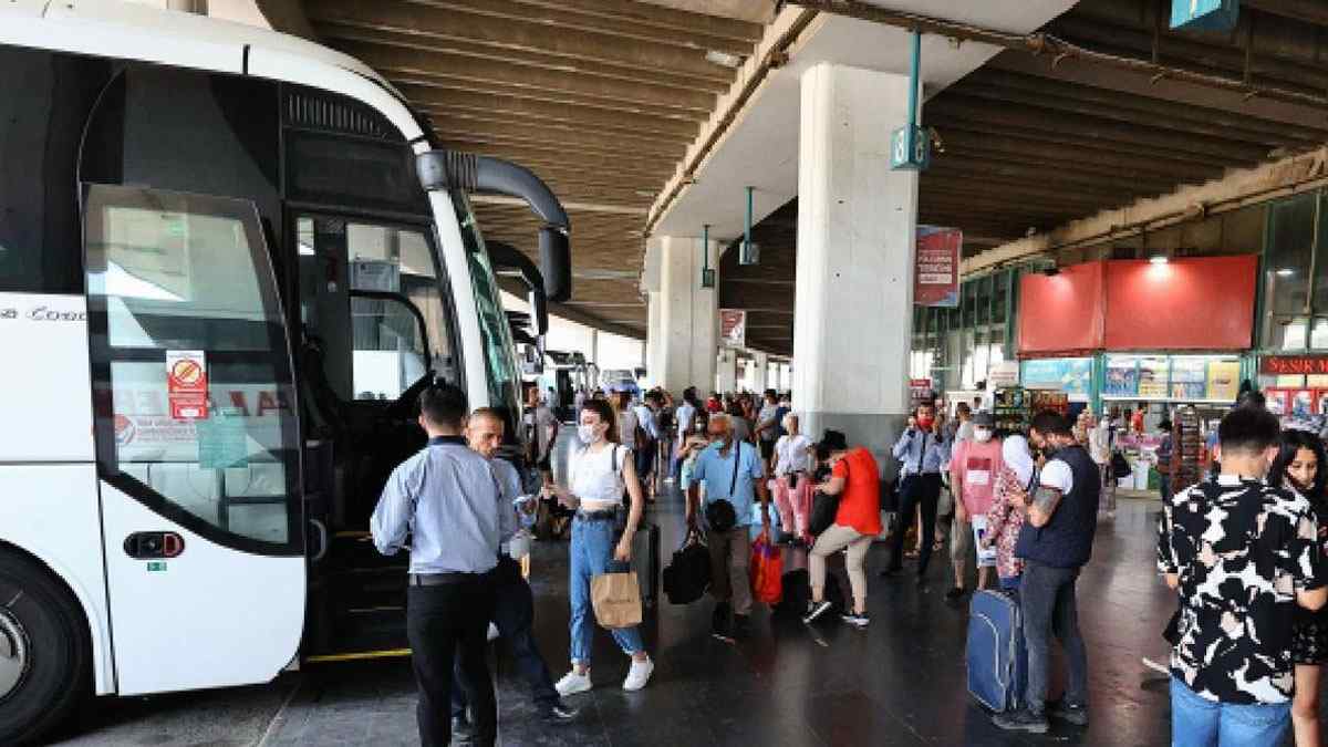 İzmir'de 18 yaşından küçüklere otobüs ve uçak bilet satışı yasaklandı