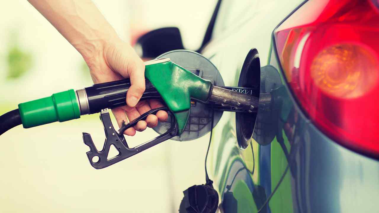 Son Dakika: Pazartesi Gecesi Benzine Büyük Zam!