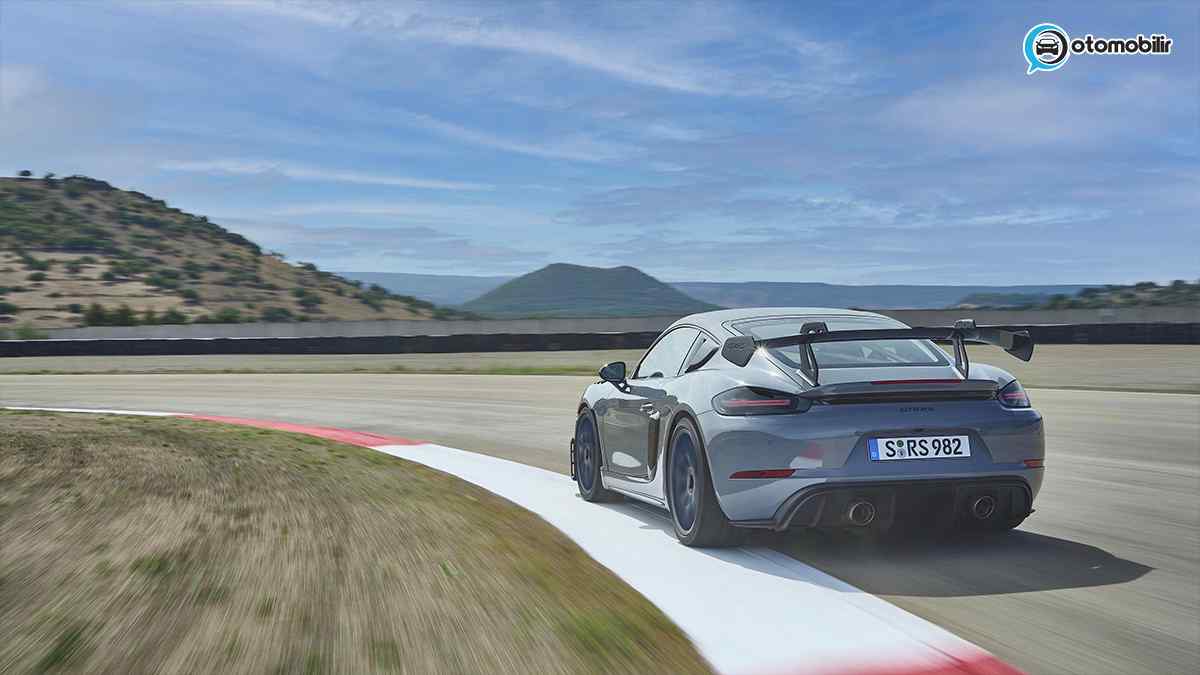 PORSCHE 718 CAYMAN GT4 RS