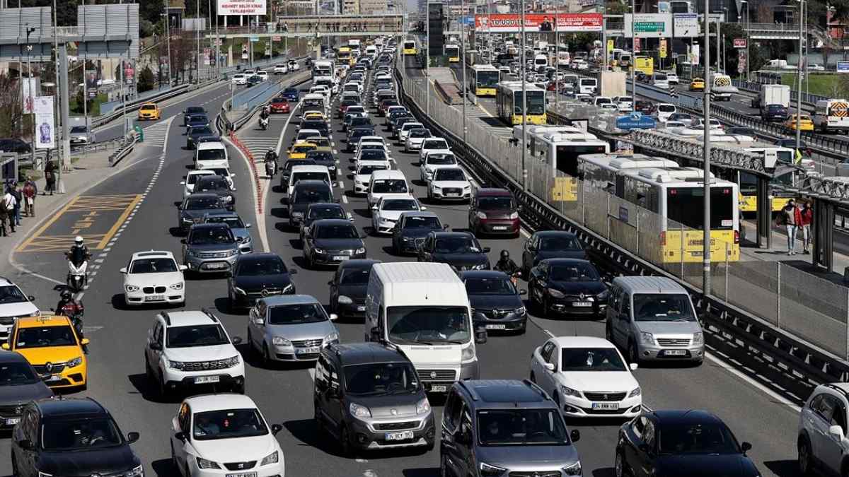 Trafiğe 10 ayda yaklaşık 1 milyon aracın kaydı yapıldı