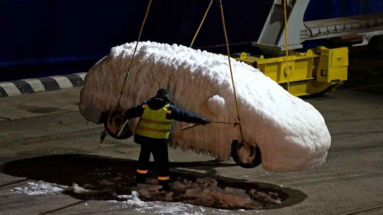 Rusya'da Yük Gemisindeki Otomobiller Dondu