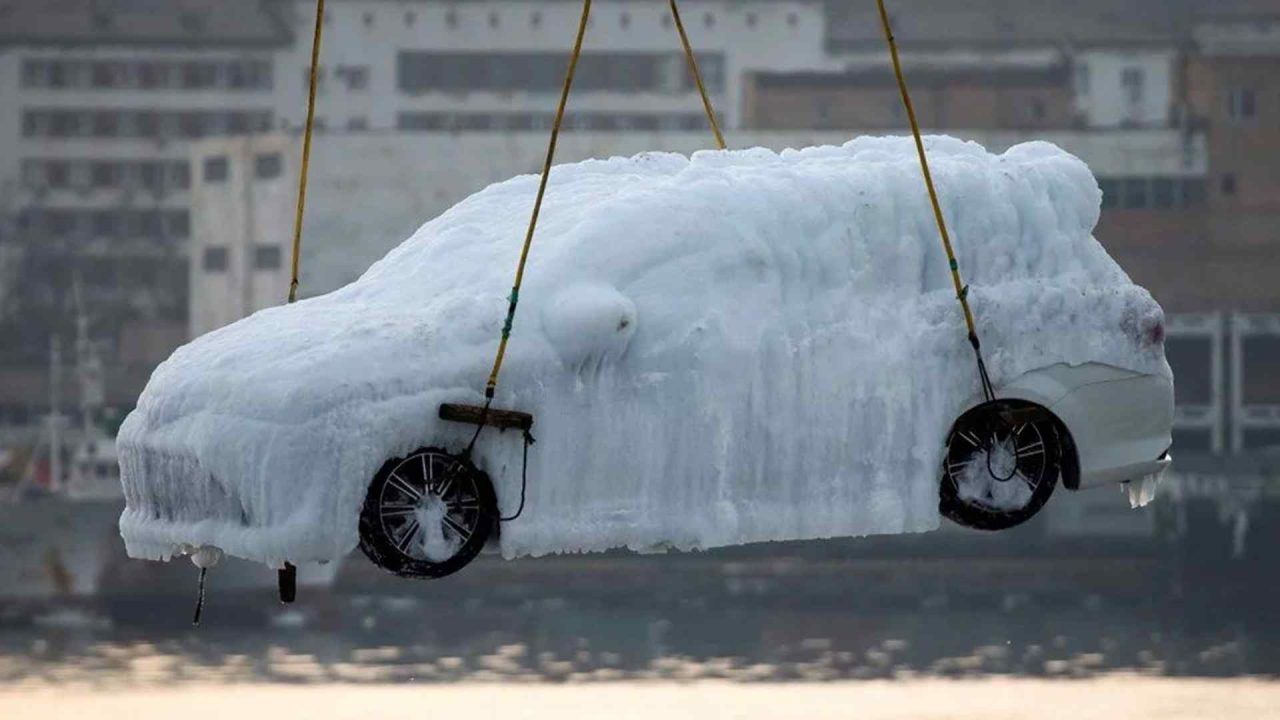 Rusya'da Yük Gemisindeki Otomobiller Dondu