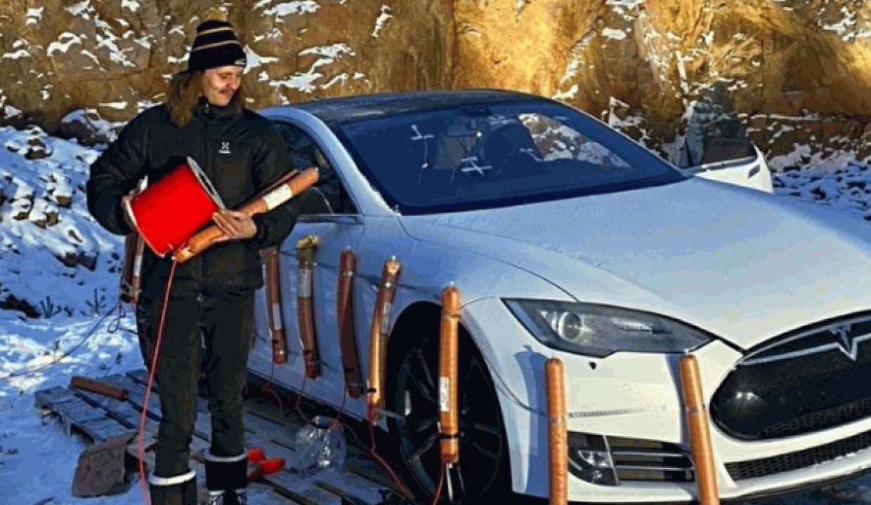 Tesla S Model Aracını Dinamitlerle Havaya Uçurdu