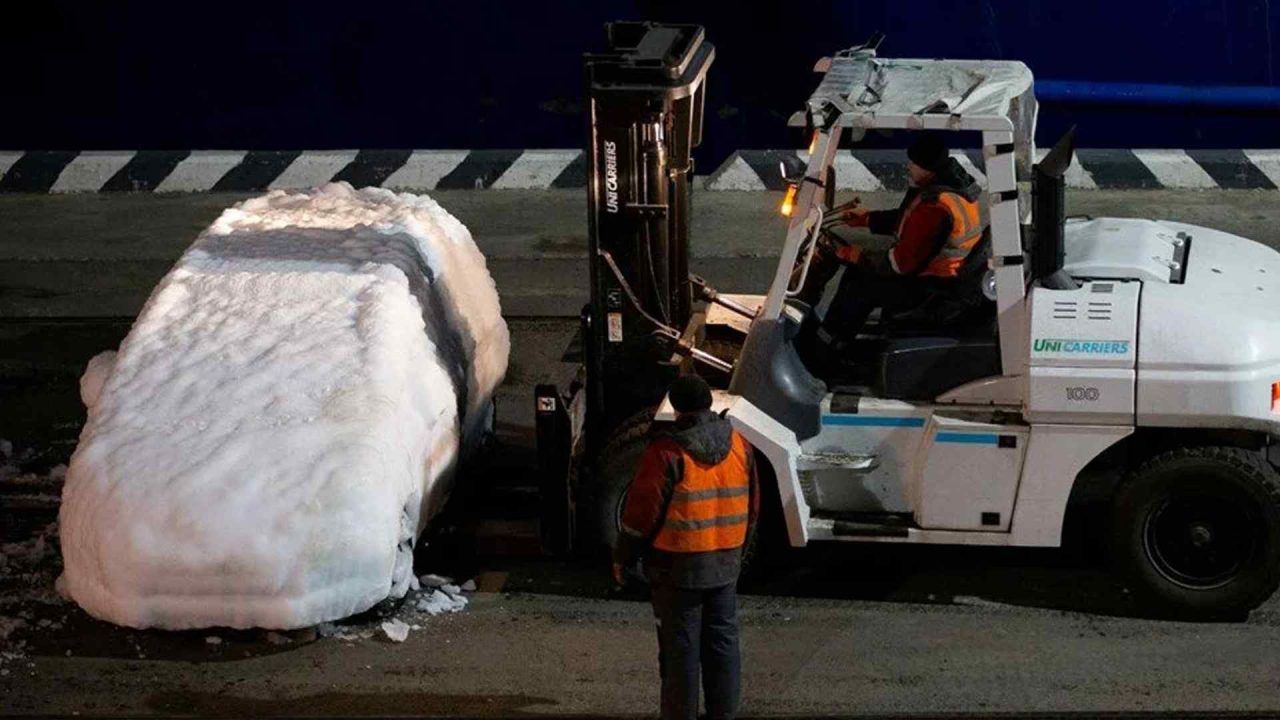 Rusya'da Yük Gemisindeki Otomobiller Dondu