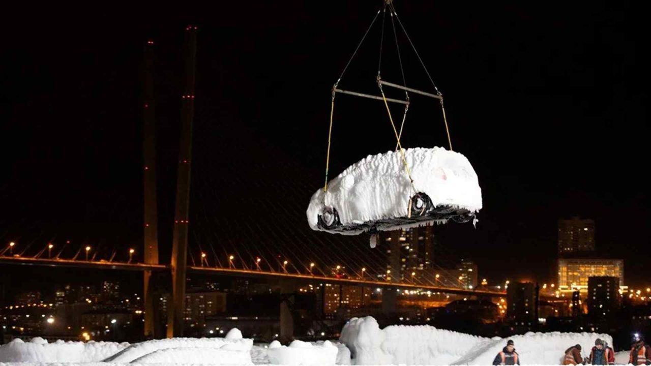 Rusya'da Yük Gemisindeki Otomobiller Dondu