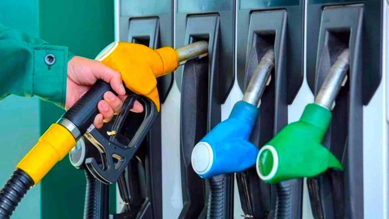 Benzinin Litre Fiyatı 15 TL'yi Geçti
