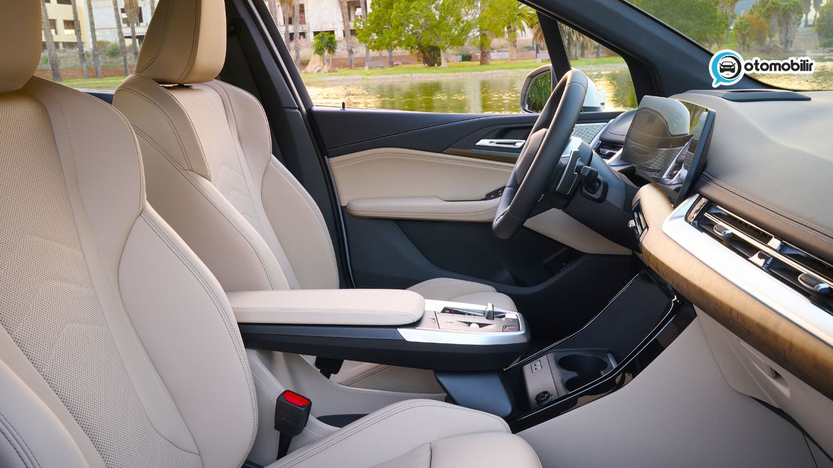 2022 BMW 2 Serisi Active Tourer ön koltuklar