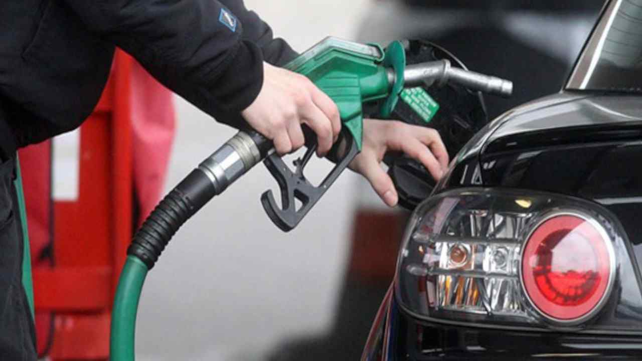 Benzin ve Motorine Büyük Zam Geliyor