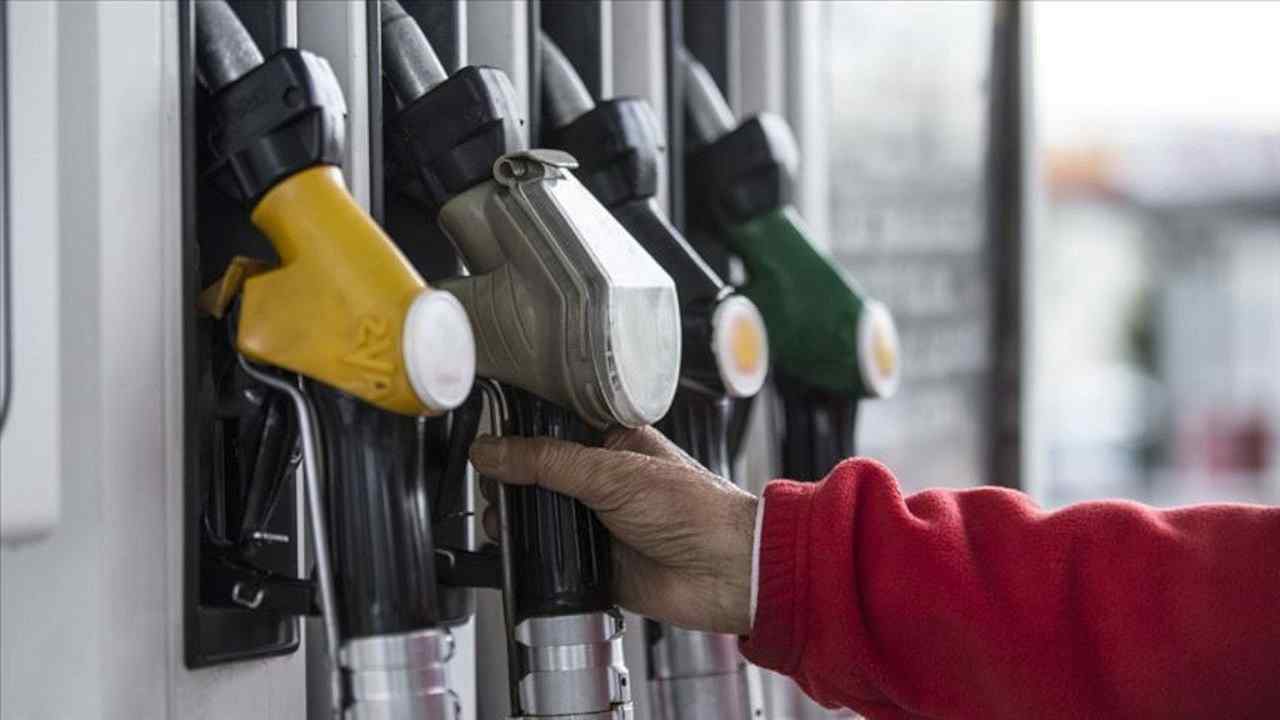 Benzin ve Motorinde Bir İndirim Daha