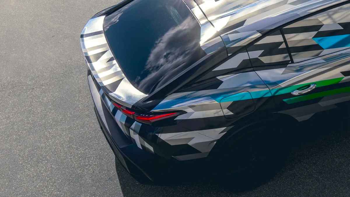 Peugeot 408'in Kamuflajlı İpucu Görselleri