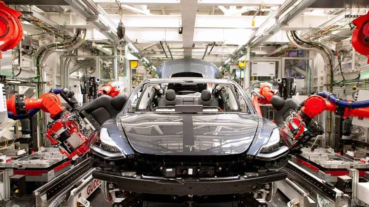 Tesla Fabrikaları Milyarlarca Dolar Zarar Etmeye Başladı