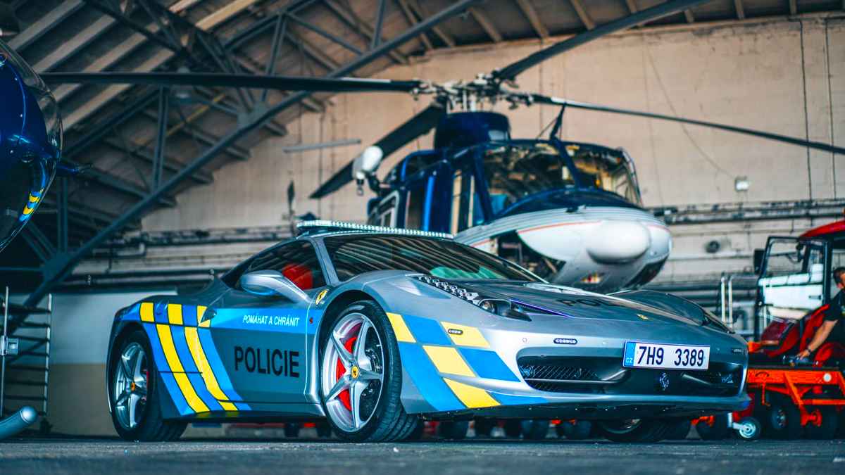 Suçlulardan alınan Ferrari, polisin hizmetine verildi.