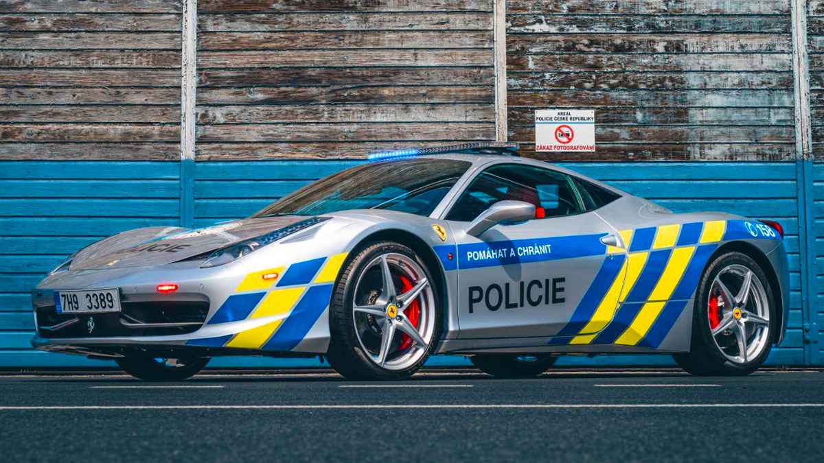 Suçlulardan alınan Ferrari, polisin hizmetine verildi.
