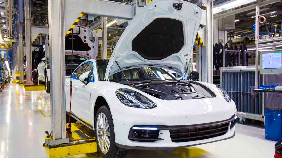Porsche Üretimi Farlara Takıldı