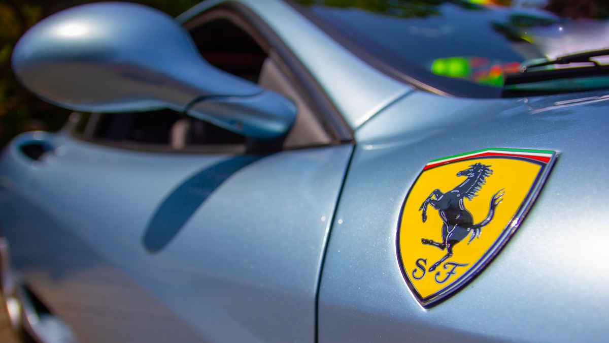 Ferrari Logosundaki Şahlanan At Aslında Ne Anlama Geliyor?