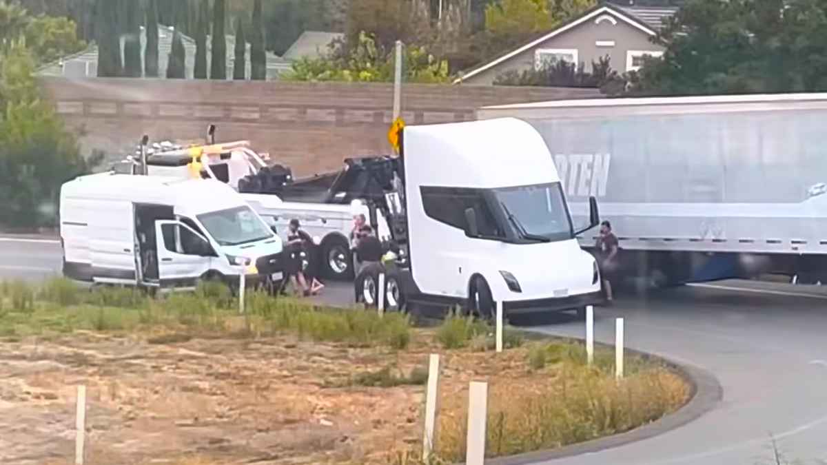 Tesla Semi Teslimatlar Başlamadan Yolda Kaldı