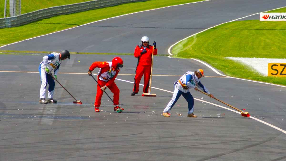 Formula 1 yarışlarında sarı bayrak