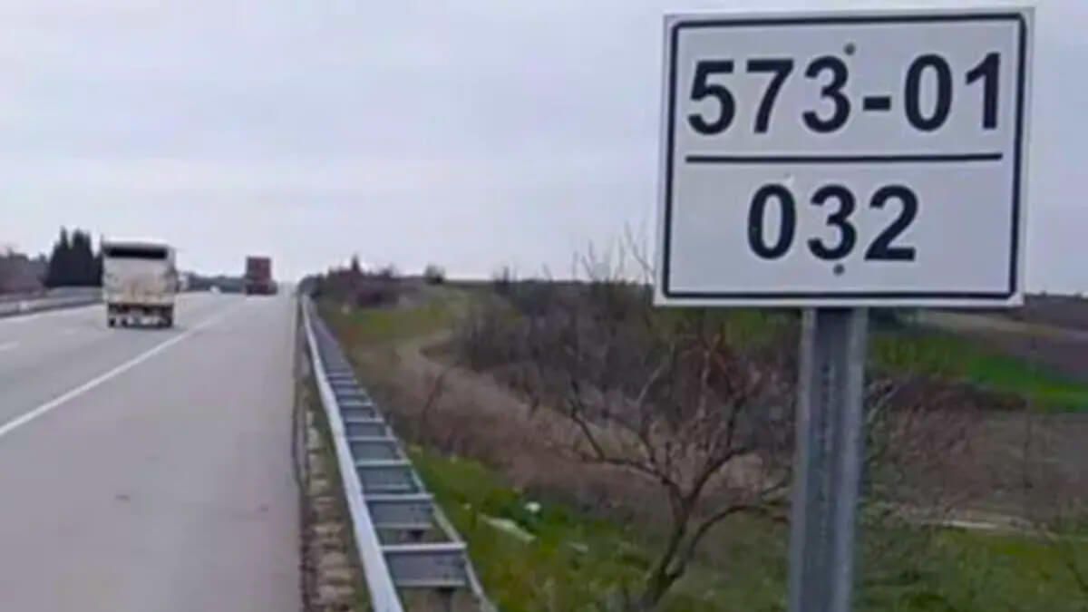 Yol Kenarlarında Gördüğümüz Küçük Beyaz Tabela Ne İşe Yarıyor?