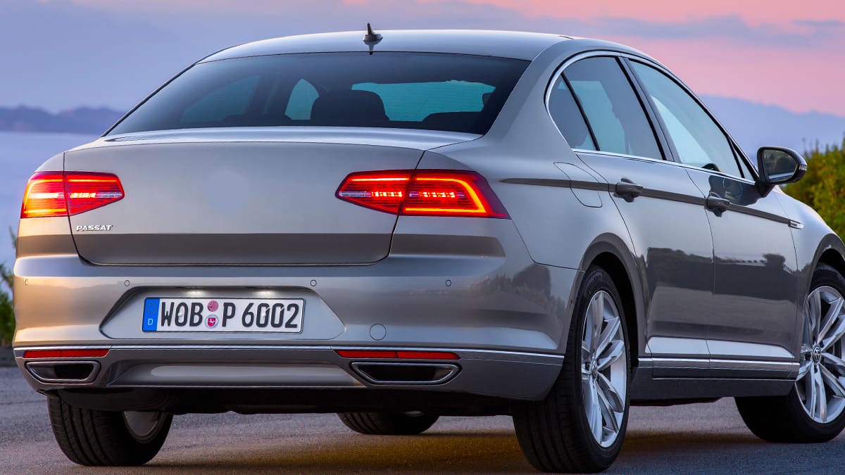 Sedan Otomobillerin Arka Camlarında Neden Silecek Bulunmaz