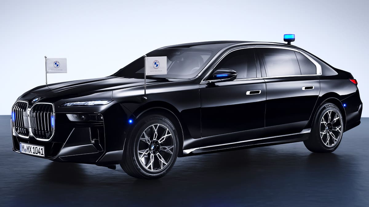 BMW'nin İlk Elektrikli Zırhlı Arabası Tanıtıldı