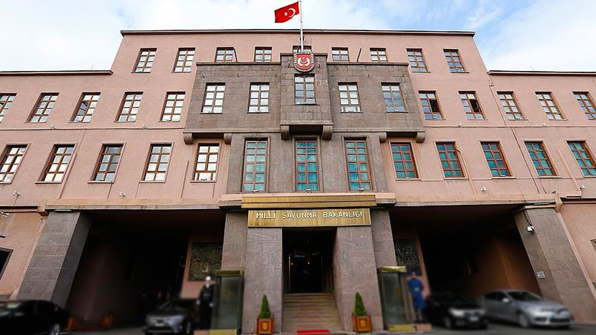 Ankara'da Savaş Uçağından Parça Düştü; 3 Araç Hasar Gördü