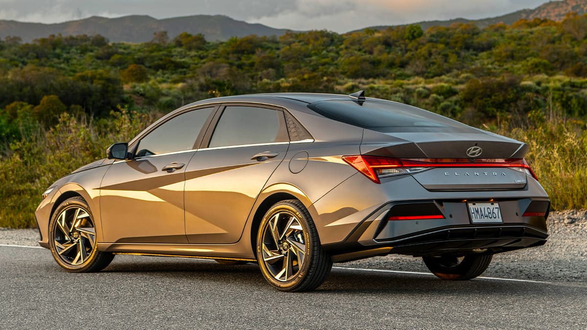 2024 elantra arka tasarım