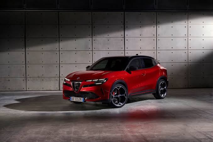 Alfa Romeo, Paris'te hibrit modeli Junior Ibrida'yı tanıtacak